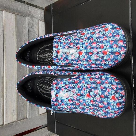 Easy Works by Easy Street Women's Leeza Slip Resistant Clog | 11M - Picture 2 of 9